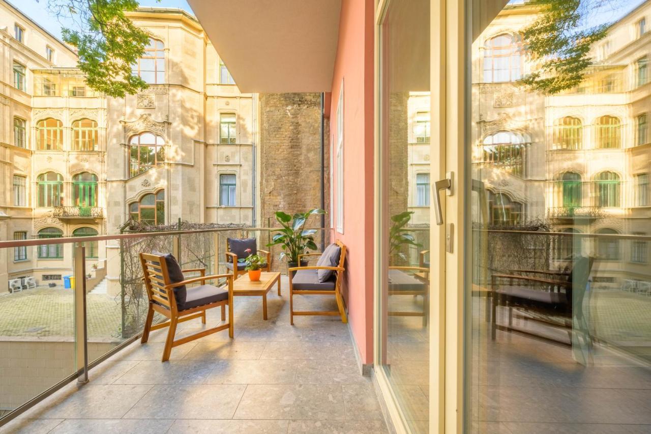 Best Seasons La Famiglia Budapest Extérieur photo