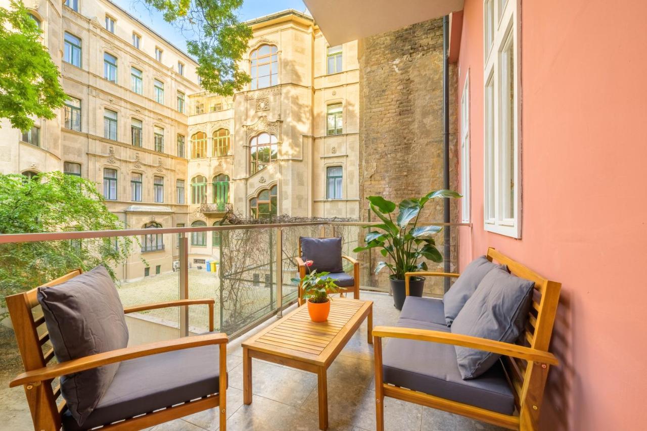 Best Seasons La Famiglia Budapest Extérieur photo